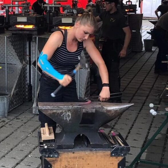 Michele Schmid - Hufschmiedin beim Formen von Hufeisen am Hufschmiedewettkampf